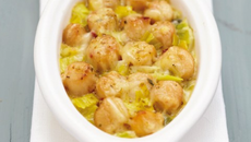 Gratin d'emmental grand cru sur poireaux fondants et pétoncles au curry