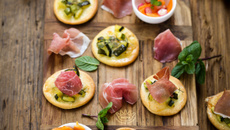 Mini pizza aux courgettes, jambon de Parme AOP