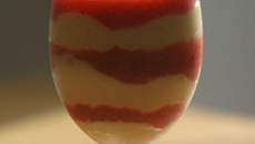 Mousse fondante d"asperges de Blaye à la vanille, marbrée à la fraise du Périgord