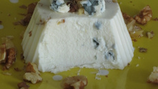 Panna cotta au roquefort Papillon, figues et noix concassées