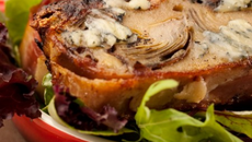 Terrine tiède de Fourme d'Ambert pommes, artichauts et jambon de pays, salade d'endive et betterave.