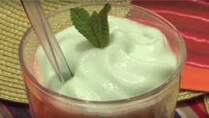 Soupe de melon glacée et écume de chlorophylle