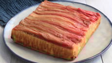 Joli gâteau renversé à la rhubarbe