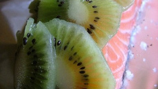 Papillote de saumon frais aux écailles de kiwi