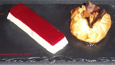 Assiette chocolatée : panna cotta chocolat blanc et framboises, aumônière croustillante au chocolat noir