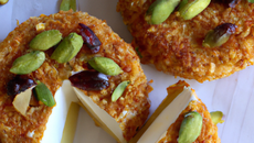 Camembert pané aux amandes et pistaches en friture