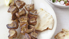 Brochettes de rognons de porc tandoori et raïta
