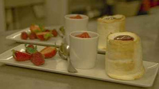 Soufflé au citron vert et coulis de fraise, sorbet fraise estragon et fruits frais