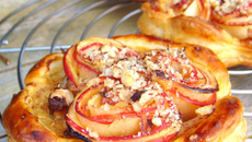 Tartelettes aux pétales de pommes, cannelle et noisettes