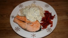 Saumon rôti à la fleur de sel et riz sauce basilic