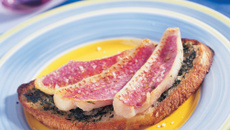 Tartines de rougets sur beurre de basilic