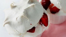 Pavlova (meringue) fourré aux fraises