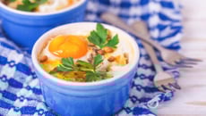 Cocotte d'aubergine et de courgette au saumon et au haddock à la crème d'endive