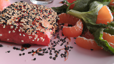 Saumon en croûte de sésame, vinaigrette au campari