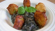 Risotto à l'encre de seiche et beignets de courgettes