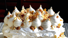 Gâteau meringué aux pommes et amandes effilées