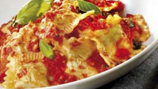 Ravioli d'aubergine, compotée de tomate, oignon rouge et basilic
