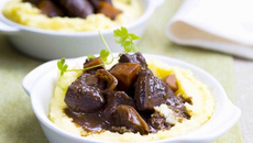 Cœur de veau braisé au chocolat et polenta