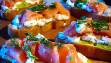 Bruschette au saumon fumé, fromage frais et mâche