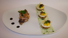 Caille rôtie au cognac et morilles, et ses petits œufs sur ses galettes de pomme de terre au gruyère et brisures de truffe, coulis de persil plat