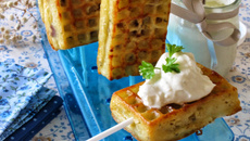 Sucette de mini gaufres au roquefort papillon®, noisette, amande et pistache