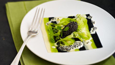 Fines lasagnes de caviar d'aquitaine, jeunes poireaux à la goutte d'huile d'olive vierge