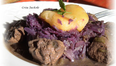 Civet de chevreuil et son chou rouge coiffé de pommes