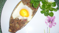 Aubergines et œufs sur le plat