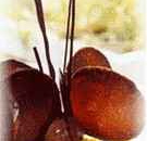 Feuille à feuille de chocolat 'Manjari'. Coulis de mangue à la vanille