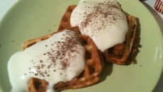 Gaufres et son espuma d'orange et éclat de cacao