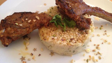 Côtelettes d'agneau aux épices indiennes et purée ciboulette échalote croquants de noisettes