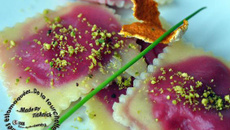 Raviolis à la betterave, brousse, pistache, ciboulette et écorce de mandarine
