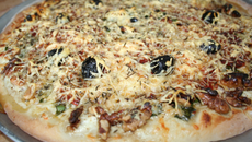 Pizza épinards, chorizo, noix, à la crème