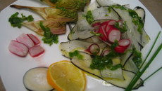 Salade détox légumes primeurs et vinaigrette aux fanes