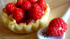 Tartelettes aux fraises et à la semoule à la rose