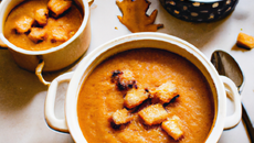 Soupe de potimarron, crumble salé