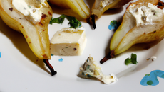 Poires pochées au Floc de Gascogne blanc, crème de fromage blanc au Roquefort