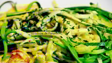 Tagliatelles de courgette et brochettes à la sauce moutarde