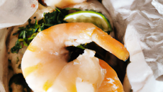Papillote de saumon à l'orange et aux crevettes grises