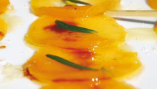 Carpaccio d'abricots à l'huile d'olive et romarin