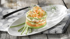 Mille-feuille d'été et saumon au naturel