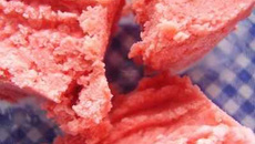 Granité de fraises aux noix de pécan caramélisées