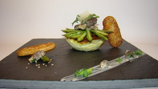 Quiche destructurée aux asperges vertes, morilles estragon et parmesan