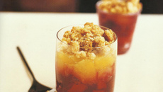 Crumble d'été aux pommes et aux fruits rouges