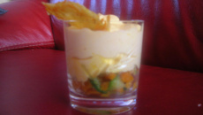 Verrine de petits légumes à l'orange avec sa chantilly de carotte et une tuile gruyère, orange