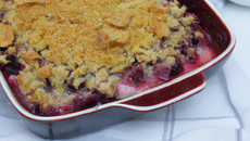 Crumble aux cerises et au miel selon mamie