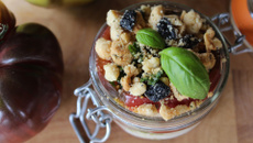 Millefeuille de tomates noires, crumble noisettes et olives