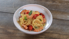 Spaghettis aux crevettes sautées, ail et tomates cerise