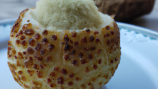 Boule de céleri rôtie en croûte de sel à la vanille