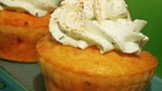 Cupcakes aux tomates confites, pecorino, poivre vert & glaçage au fromage frais et basilic